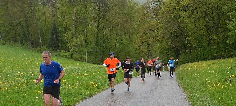 Bei eher regnerischem Wetter fand letzten Samstag rund um Lupsingen der 30. Lupsinger Lauf mit 305 Teilnehmenden statt. Tagessiegerin wurde Simone Hertenstein aus Liestal. Sie meisterte die 12,3 Kilometer in 53:28,7 Minuten. Bei den Herren holte Nuno