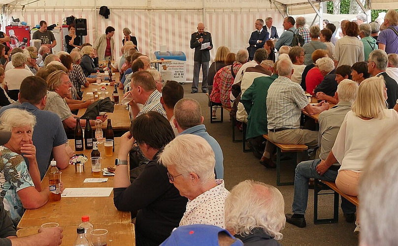 Divisionär Bernhard Müller redet im Festzelt.
