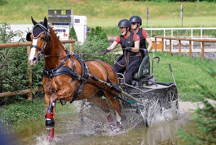 Mit vollem Tempo durch den Wassergraben. Mit vollem Tempo durch den Wassergraben.