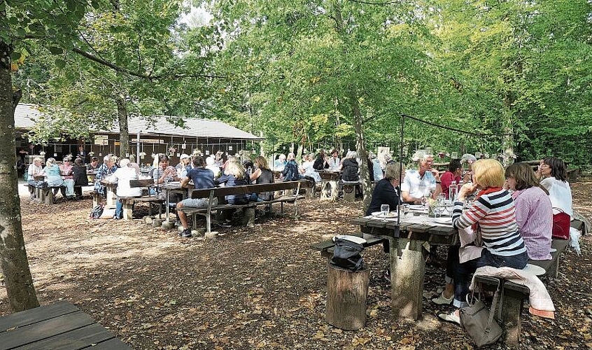 Beim gemütlichen Mittagessen wurden rege Gespräche geführt. Fotos: U. Handschin

