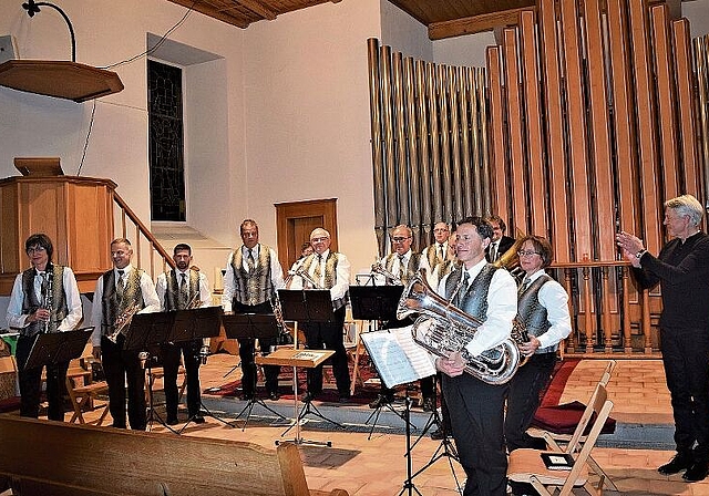 Nach längerer Pause bot die Musikgemeinschaft mit Dirigent Hector Herzig (r.) ein unterhaltsames Konzert.Fotos: S. van Riemsdijk