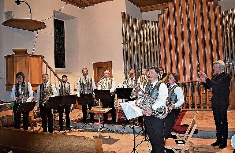 Nach längerer Pause bot die Musikgemeinschaft mit Dirigent Hector Herzig (r.) ein unterhaltsames Konzert.Fotos: S. van Riemsdijk