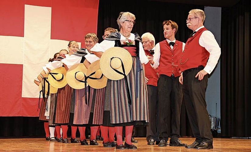 In den Startlöchern! Tänzer/-innen der Trachtengruppe Sissach warten auf den Einsatz für den Tanz «D’Murte-Loube». Vorne Hanni und Hanspeter Misteli, Tanzleiterin und Präsident.Fotos: B. Bentolila