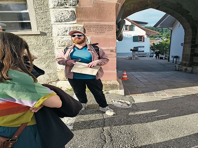 Regisseur Maximilian Hanisch erzählte den Parcours-Teilnehmenden beim oberen Stadttor die Legende von der «Hand von Waldenburg».