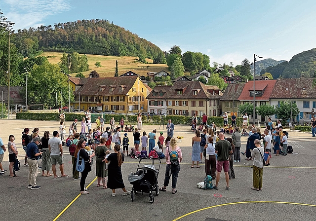 Die Schüler/-innen und Eltern lauschen der Rede von  Regierungsrat Markus Eigenmann, der ebenfalls seinen «ersten Schultag» in seiner Rolle als Bildungsdirektor hatte.Fotos: M. Degen
