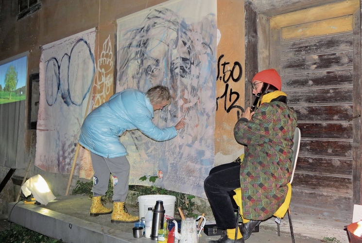 Im Freilichtatelier am Schluuch präsentierten die Künstlerin Heinke Torpus und die Musikerin Deborah Regez ein Zusammenspiel von Kunst und Musik.Fotos: S. van Riemsdijk
