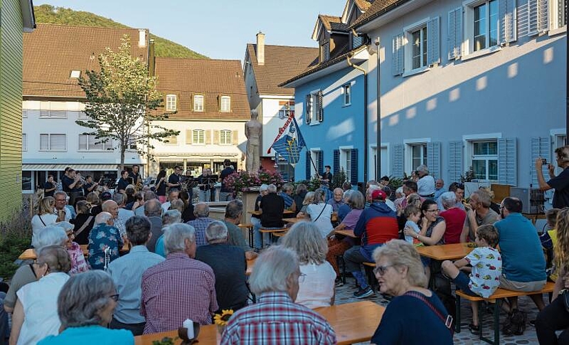 Zahlreich erschienenes Publikum feierte die Einweihung.