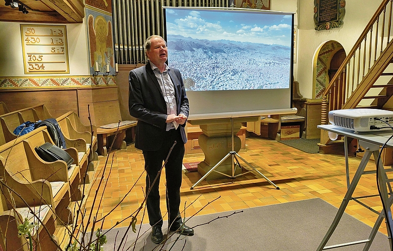 Der neue Ziefner Pfarrer Hansueli Meier erzählte, wie ihn sein jahrelanger Aufenthalt in Bolivien geprägt hat. Auf der Leinwand ein Blick auf die Millionenstadt La Paz.