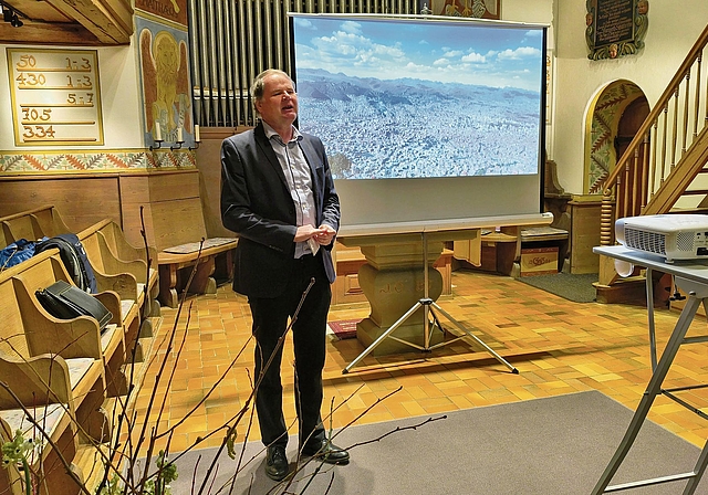 Der neue Ziefner Pfarrer Hansueli Meier erzählte, wie ihn sein jahrelanger Aufenthalt in Bolivien geprägt hat. Auf der Leinwand ein Blick auf die Millionenstadt La Paz.