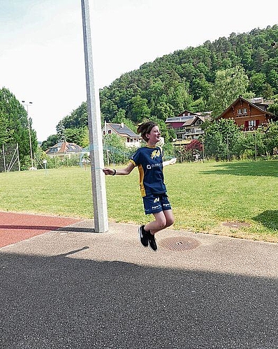 Ein Schüler beim Seilsprung.