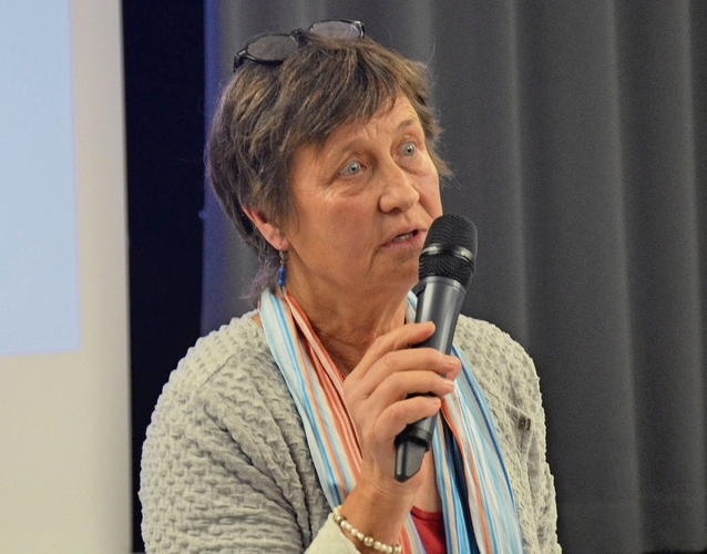Lehrerin und Projektleiterin Gabriela Graf Kocsis moderiert die Veranstaltungsreihe. Fotos: S. van Riemsdijk