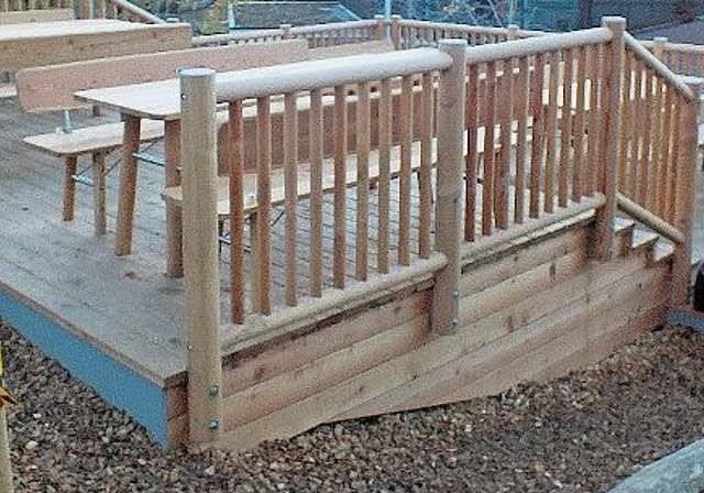 Die beim Spielplatz geschaffene Plattform ermöglicht es Eltern und Grosseltern, ihre Sprössling beim Herumtummeln im Auge zu behalten und gleichzeitig Picknicken zu können.