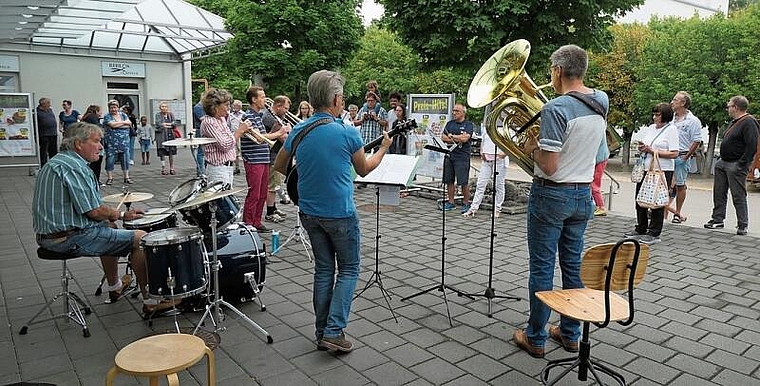 Passanten und Einkaufende genossen das überraschende Samstagskonzert der Farnsburg Dixie Band beim Allmendmarkt Gelterkinden. Foto: u. handschin