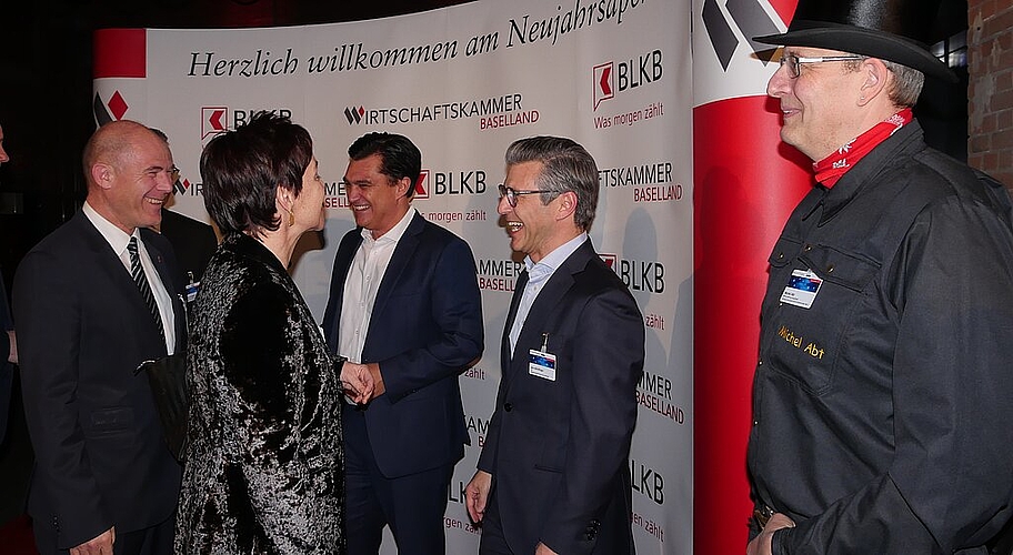 Persönliche Begrüssung durch Handschlag. Fotos: B. Eglin