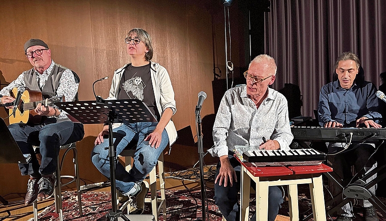 Startveranstaltung im Staatsarchiv in Liestal: Max Mundwiler, Barbara Saladin, Daniel Buser und Michael Studer (v. l.) boten einen ebenso vielfältigen wie kurzweiligen Überblick über den grossen Sagenschatz des Baselbiets. Foto: T. Immoos