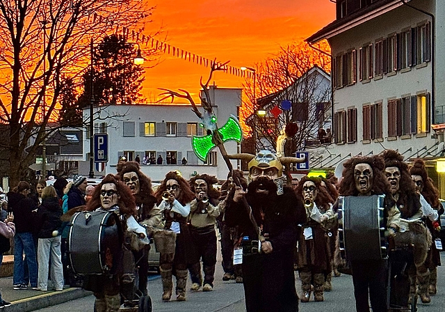 Die «Gassäspränger» Waldenburg werden von einem gewaltigen Sonnenuntergang begleitet.Fotos: E. Bachmann