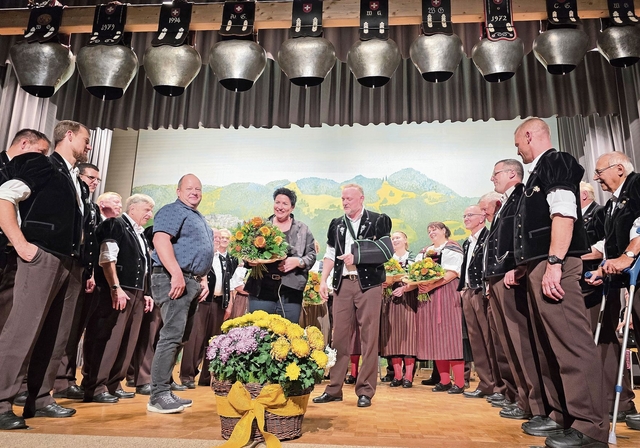 Daniela Schneeberger erhielt, nebst den Jodlerinnen, ebenfalls einen schönen Blumenstrauss, Werner Thommen vom JK Spitzeflüeli Waldenburg und Präsident Raymond Tanner vom JK Hohwacht bedankten sich bei ihr für die tolle Zusammenarbeit am Jodlerfe