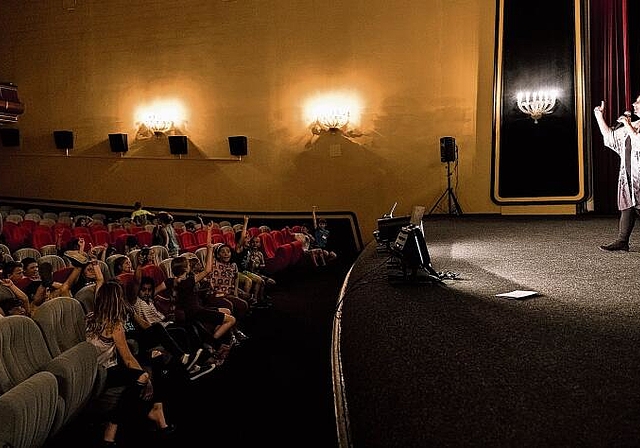 Eine «Film-Entdeckerin» führt die vier- bis sechsjährigen Kinder ans Kino-Erleben heran. Foto: Guillaume Perret
