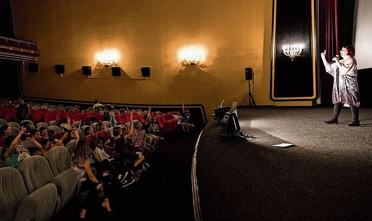 Eine «Film-Entdeckerin» führt die vier- bis sechsjährigen Kinder ans Kino-Erleben heran. Foto: Guillaume Perret
