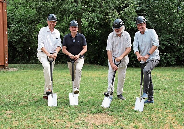 Daniel Schwörer, Präsident Stiftungsrat; Dirk Zipse, Institutionsleitung; Christoph Stauffer, Präsident Baukommission; Dominique Tschudin, «Schwob, Sutter, Architekten AG» (v. l.).Foto: zVg