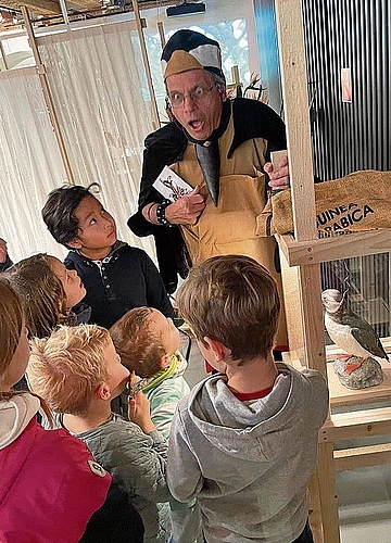 Wie ein wilder Vogelschwarm folgten die Kinder im Museum.BL dem Buntspecht auf seiner Suche nach dem Paradiesvogel. Foto: T. Immoos