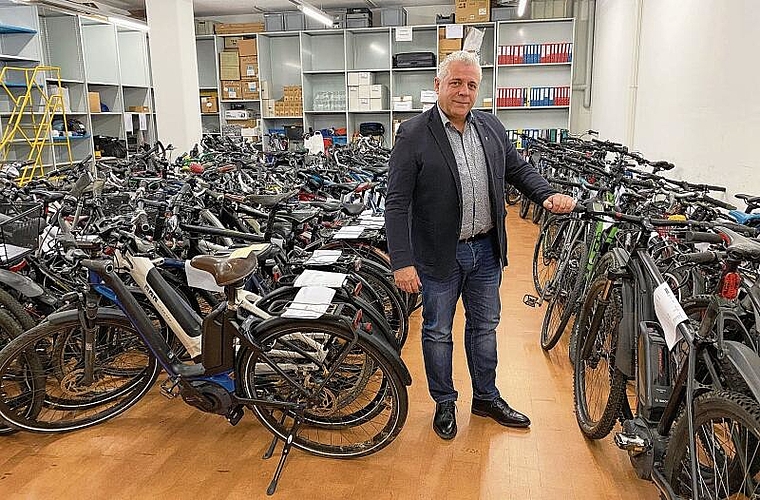 Berardino Barbati, der Leiter des Verwertungs- und Fundbüros zeigt die zum Verkauf anstehenden Fahrräder.Foto: W. Wenger