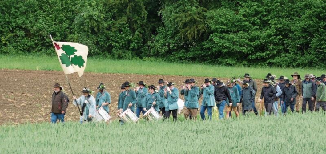 Domenic Schneider führt seine Rotte durch Feld und Wald.Fotos: U. Fluri