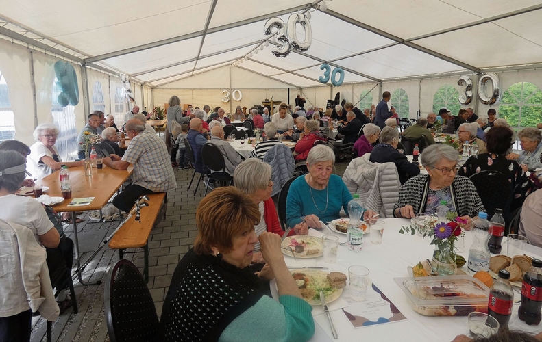Mittagessen der Gäste im Jubiläumszelt mit musikalischer Unterhaltung. 