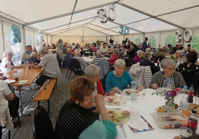 Mittagessen der Gäste im Jubiläumszelt mit musikalischer Unterhaltung. 