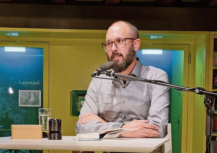Der Schweizer Autor aus Island Joachim B. Schmidt stellte in der Kantonsbibliothek Liestal sein neues Buch «Ósmann» vor. Ein biografischer Roman über einen legendären Fährmann in Nordisland. Foto: U. Handschin