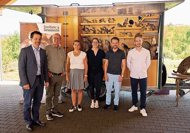 Sie referierten im Liestaler Sichternhof zur Baselbieter Genusswoche 2026. Von links: Daniel Spinnler (Stadtpräsident Liestal), Martin Thommen (Präsident Jagd Baselland), Fabienne Ballmer (Präsidentin GastroBaselland), Ramona Walter (Projektleiter