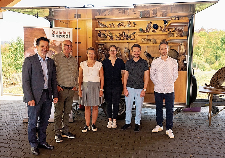 Sie referierten im Liestaler Sichternhof zur Baselbieter Genusswoche 2026. Von links: Daniel Spinnler (Stadtpräsident Liestal), Martin Thommen (Präsident Jagd Baselland), Fabienne Ballmer (Präsidentin GastroBaselland), Ramona Walter (Projektleiter
