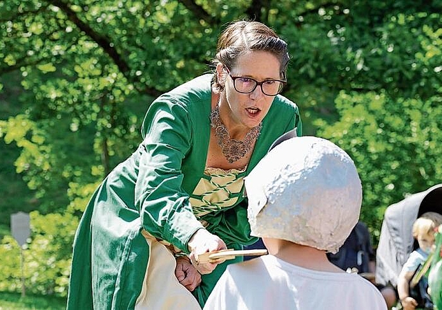 Daniela Spielmann schlägt ein Kind zum Ritter.