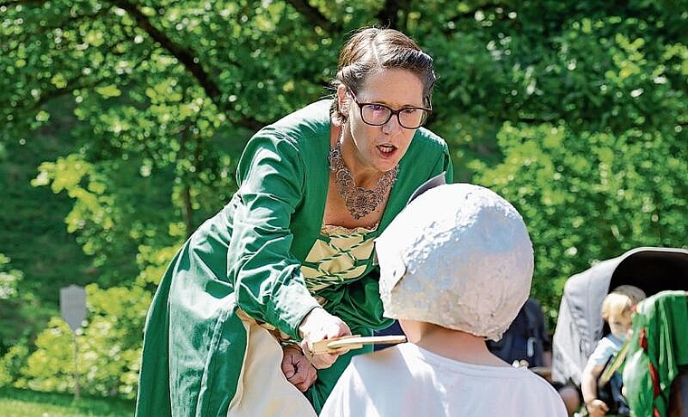 Daniela Spielmann schlägt ein Kind zum Ritter.