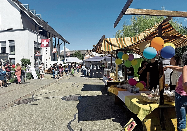 Zahlreiche Marktstände luden zum «Schneuggen» ein. Fotos: E. Bachmann