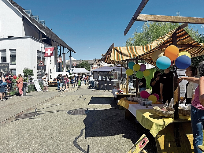 Zahlreiche Marktstände luden zum «Schneuggen» ein. Fotos: E. Bachmann