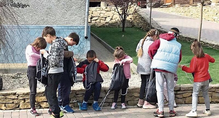 Kinder vom Kinderheim Khotynskyiayon freuen sich über die gut gefüllten Überraschungssäckli.