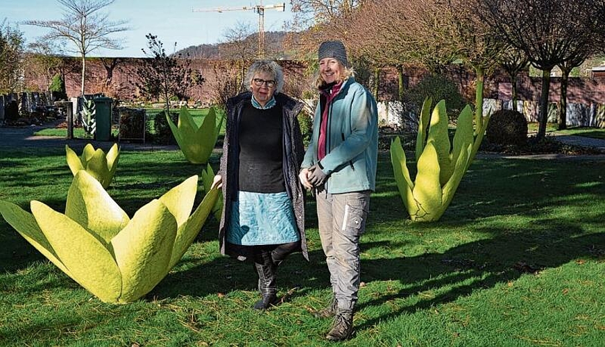 Die Gelterkinder Künstlerin Ursula Pfister und 
         
         
            die Friedhofsgärtnerin Natalie Häusler (v. l.).Foto: zVg