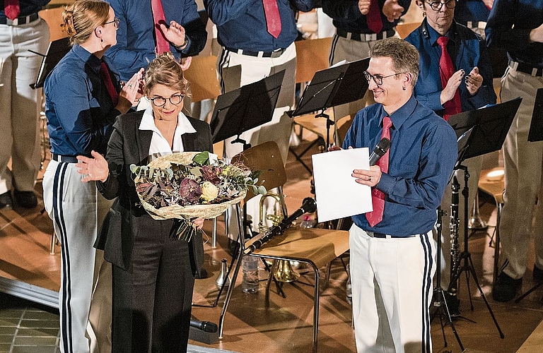 Präsident Markus Surer verabschiedet die langjährige Dirigentin Valérie Seiler.