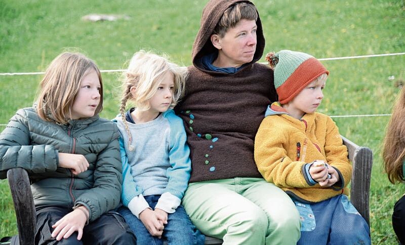 Seraina Sprecher arbeitet als Gemüsegärtnerin auf der Solimatt, hier mit ihren Kindern: Bela, Carmine und Andri (v. l.).