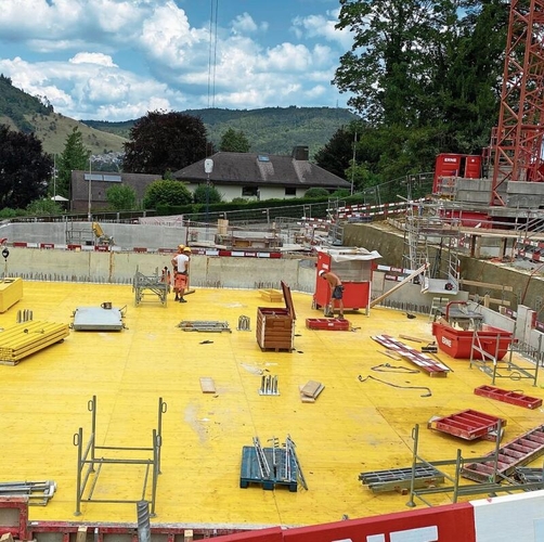 Die Decke wird zum Betonieren vorbereitet. Die beiden Bodenplatten der Trinkwasserbehälter wurden jeweils in einem Guss als so genannte Monobetonplatten an zwei separaten Tagen im Juni ausgeführt.