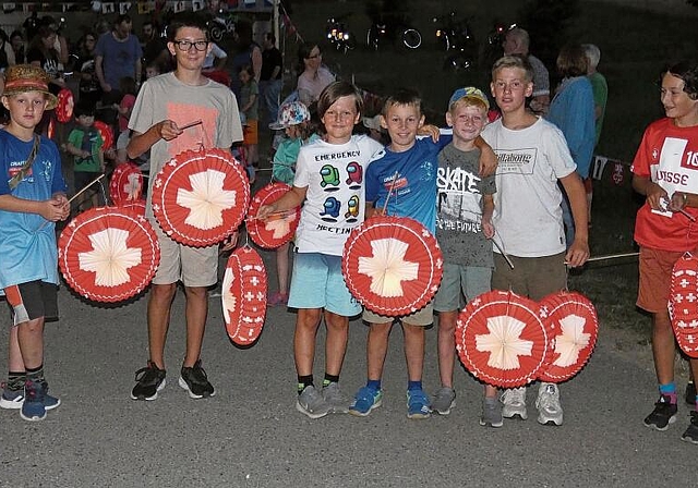 Und los geht’s mit dem Lampion-Umzug. Foto: Ulrich Fluri