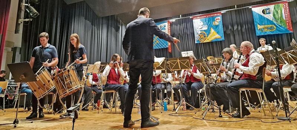 Trommelwirbel gespielt von den Geschwistern Salome und Matthias Hess, Dirigent Huba Cser führt die MG gekonnt durch den «Muusigobe». Fotos: U. Roth