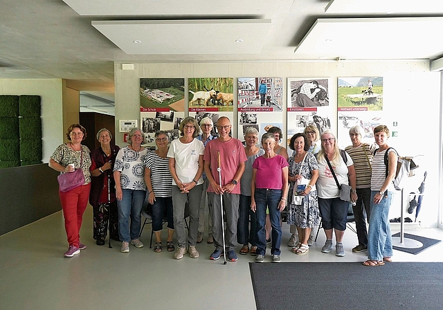 Ronny Ramseier (Mitte) vermittelte der Gelterkinder Frauenvereinsgruppe viel Wissen mit seiner Führung durch die Blindenfühhunde-Schule Allschwil.