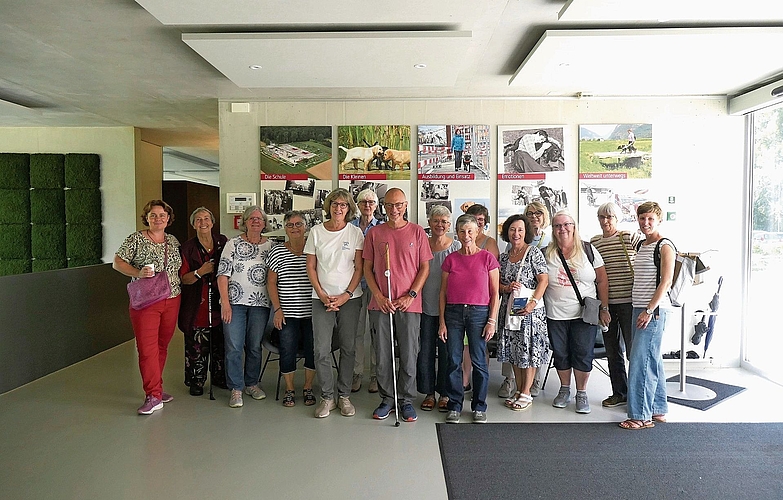 Ronny Ramseier (Mitte) vermittelte der Gelterkinder Frauenvereinsgruppe viel Wissen mit seiner Führung durch die Blindenfühhunde-Schule Allschwil. Ronny Ramseier (Mitte) vermittelte der Gelterkinder Frauenvereinsgruppe viel Wissen mit seiner Führung durch die Blindenfühhunde-Schule Allschwil.