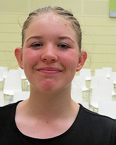 Olivia: «Ich war anfänglich nervös vor so vielen Leuten aufzutreten. Die Nervosität hat sich dann bald gelegt und ich hatte grosse Freude am Schauspielen. Ich habe es genossen während den Proben mit den anderen Klassen zusammen zu sein und den Kontakt zu pflegen. Ich würde mich für das Theater ein nächstes Mal ganz sicher wieder melden.»