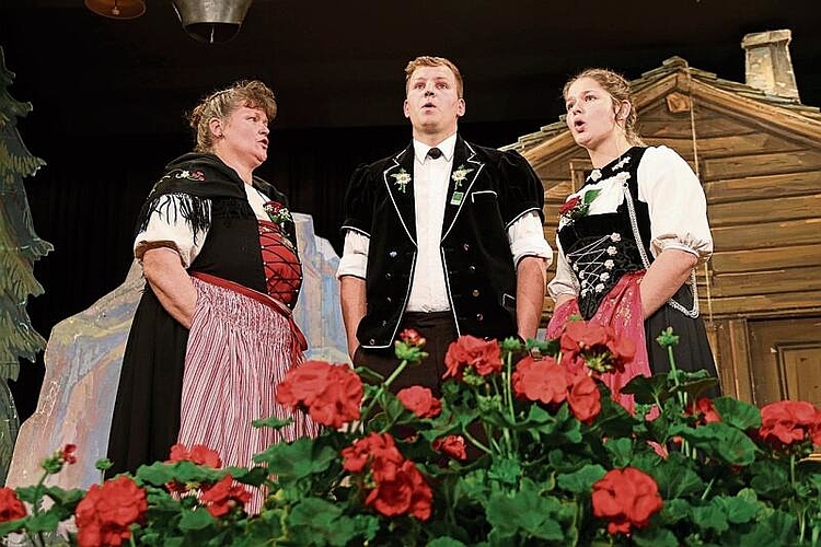 Viel Freude bereitete das Terzett Maja (l.) und Livia Amport und Jonas Walser mit dem Lied «Meienacht» von Hannes Fuhrer. Fotos: b. bentolila