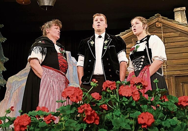 Viel Freude bereitete das Terzett Maja (l.) und Livia Amport und Jonas Walser mit dem Lied «Meienacht» von Hannes Fuhrer. Fotos: b. bentolila