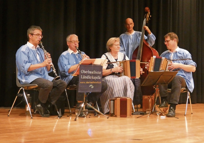 Die Trachtengruppe beim Tanz. Fotos: P. Aenishänslin