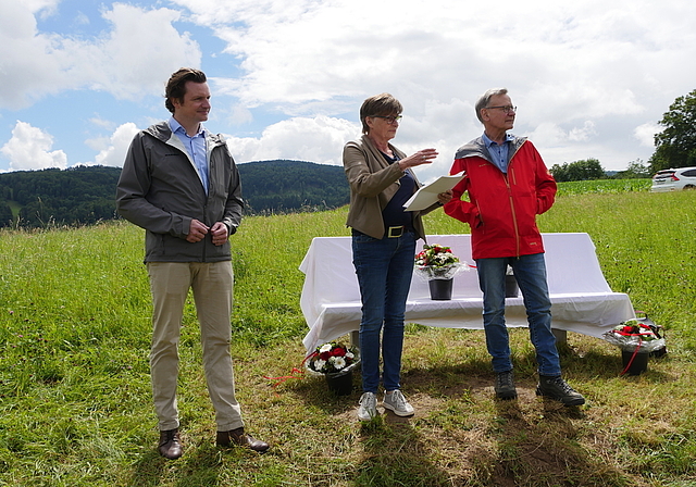 Christine Mangold, Matthias Kottmann und Othmar Cueni ehren die vier Wanderfreunde.Foto: zvg
